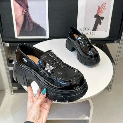 英伦风乐福鞋女2026春季新款小个子增高7cm黑色漆皮松糕增高单鞋