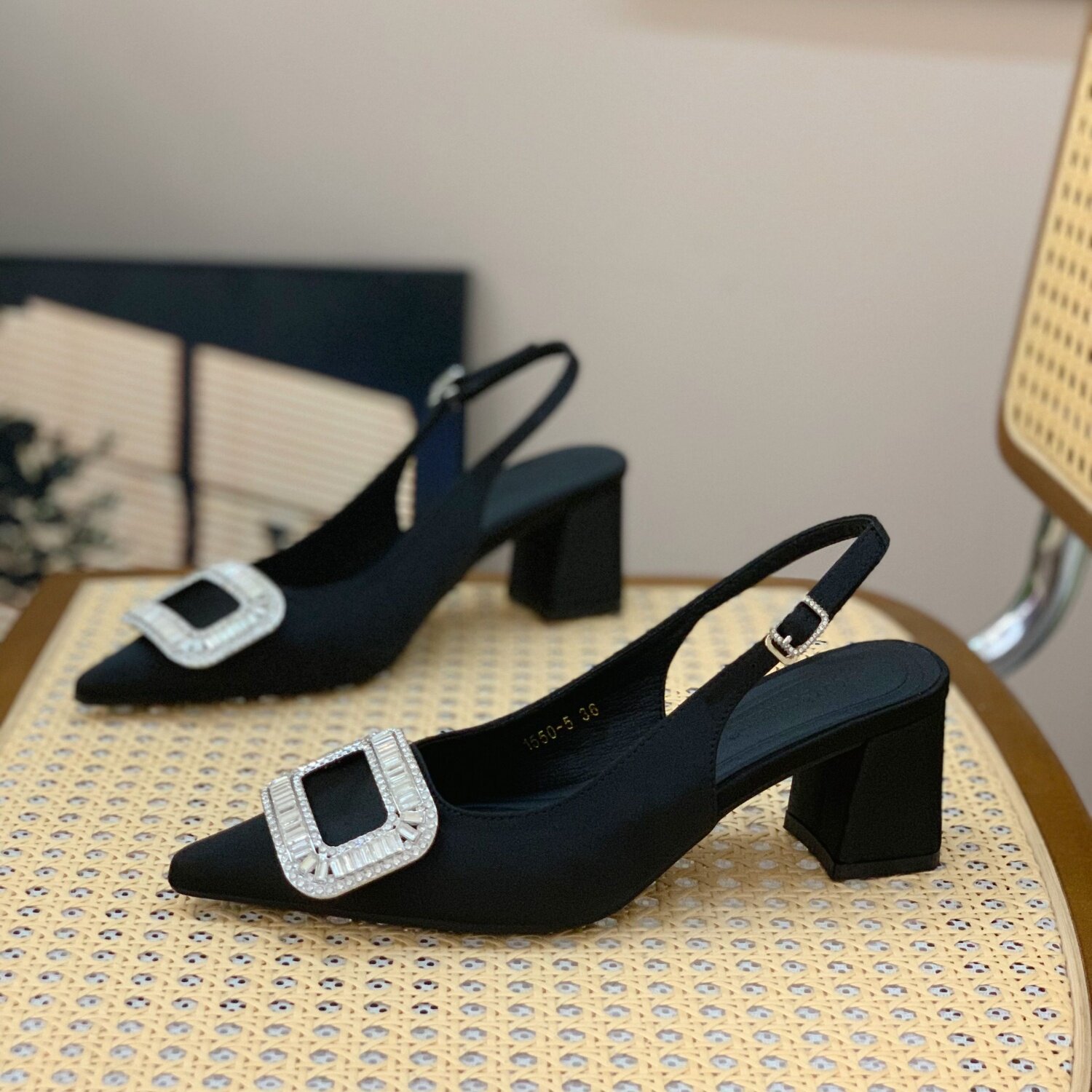 高级感水钻简约高跟鞋女2026夏季新款百搭粗跟厚底一字扣尖头凉鞋