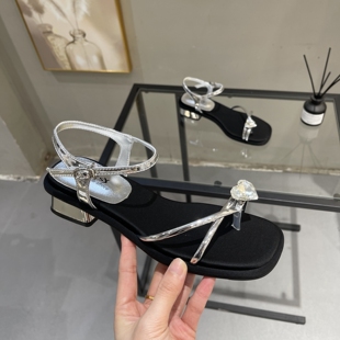 法式方头一字带凉鞋女2026夏季新款配裙子气质水钻粗跟露趾高跟鞋