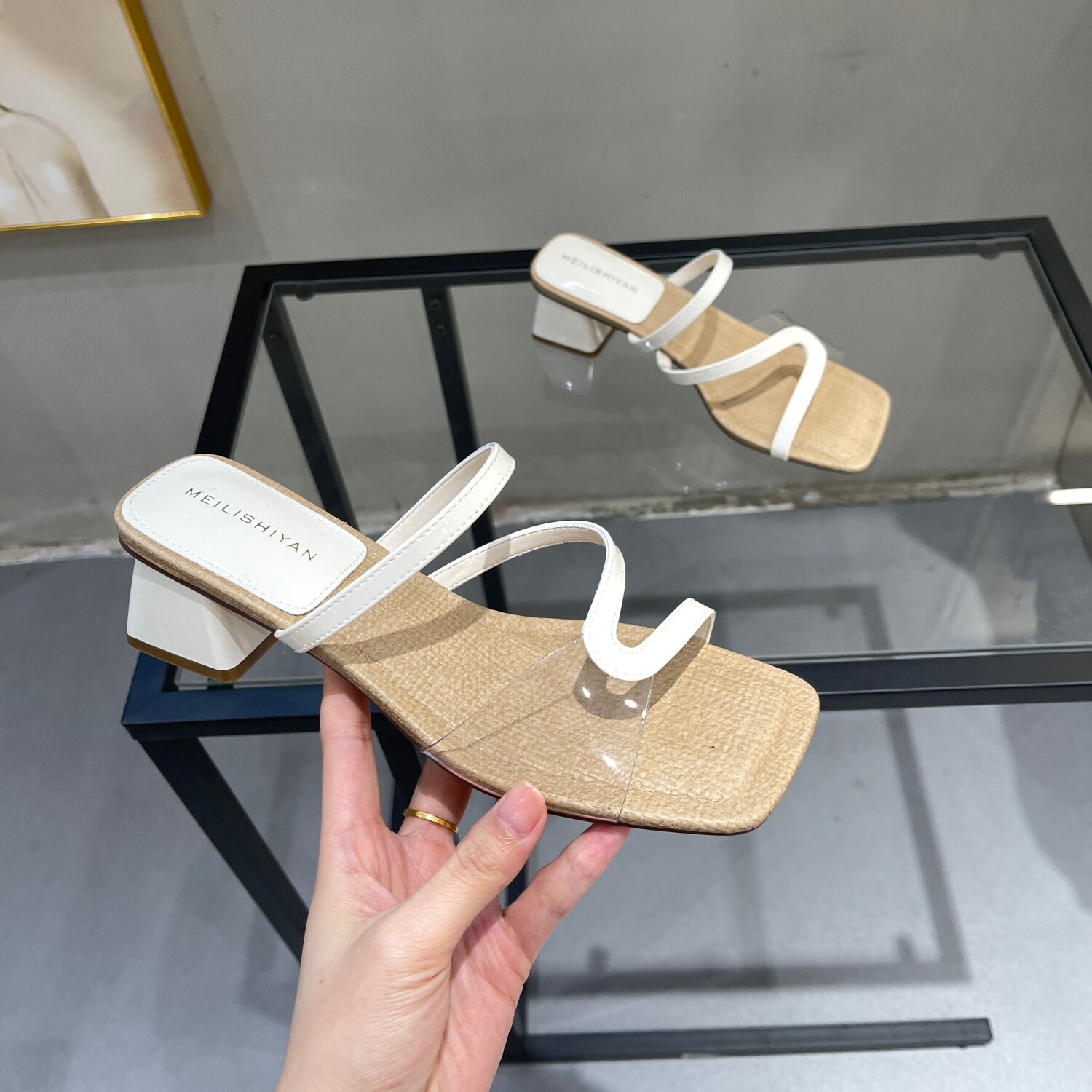 法式复古透明一字拖女夏外穿2026新款百搭粗跟方头水钻绝美凉拖鞋