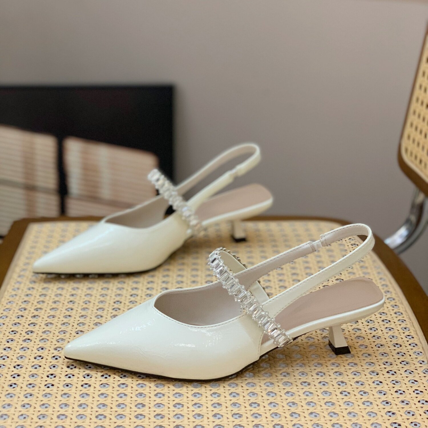 性感水钻气质凉鞋女2026夏季新款百搭舒适细跟尖头漆皮包头高跟鞋