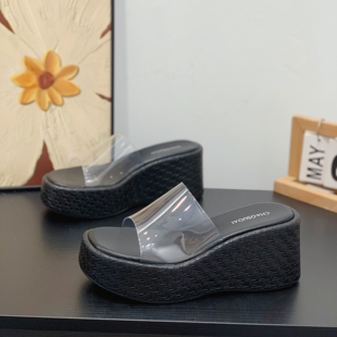 绝美坡跟一字拖女夏外穿2026新款松糕厚底透明8cm高跟沙滩凉拖鞋