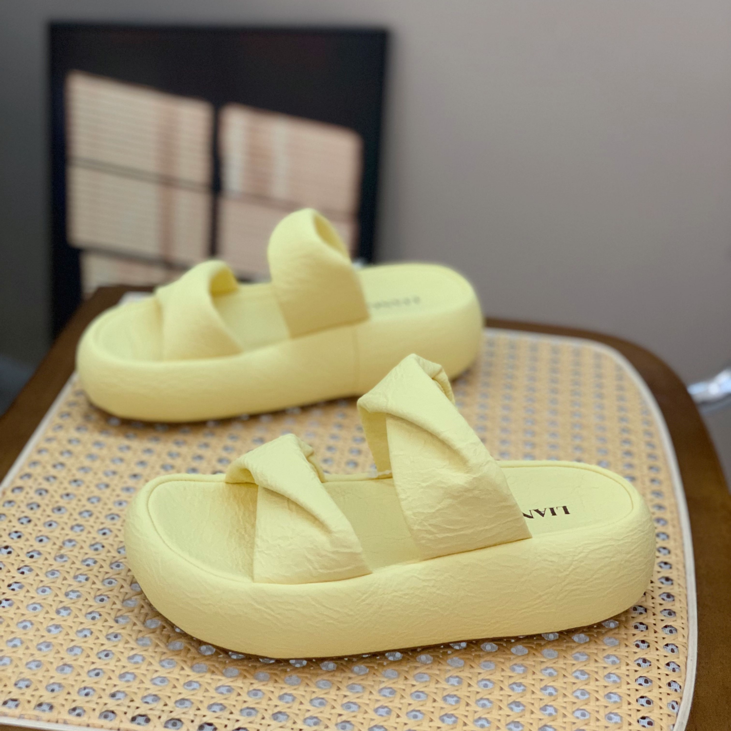 踩屎感厚底一字拖女夏外穿2026新款小香风配裙子休闲百搭沙滩凉拖