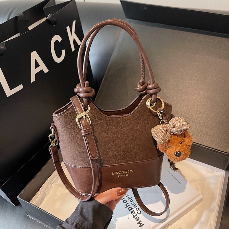 新款小众洋气时尚单肩腋下水桶包