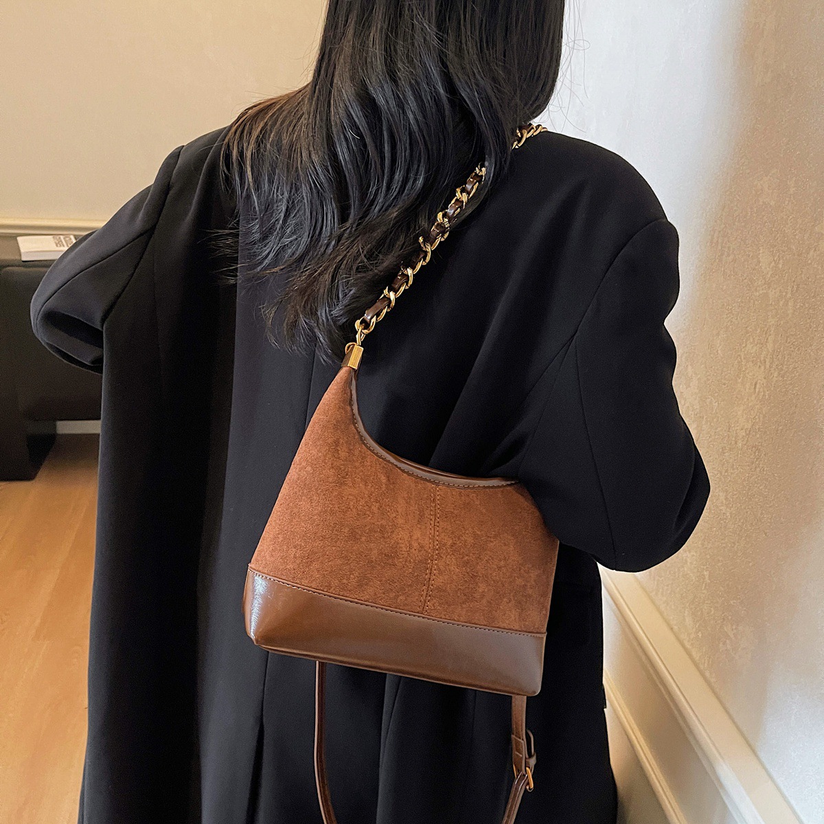 2025秋冬季新款时尚单肩包斜跨流行链条手提包腋下包大容量托特