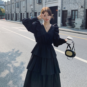 法式黑色v领长袖连衣裙女2024秋季新款高级感收腰显瘦荷叶边长裙图片