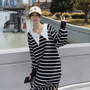 黑白拼色条纹设计感连衣裙女2023秋新款韩版学院风休闲宽松卫衣裙,女装连衣裙,浙宝088