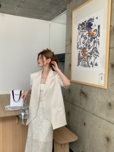 高级感米白色短袖缎面西装女