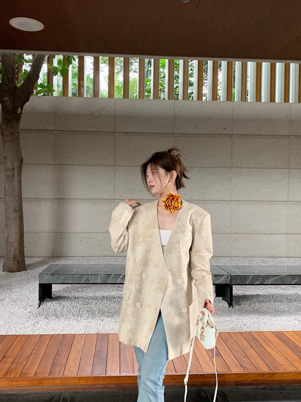 米杏色提花V领西装外套女