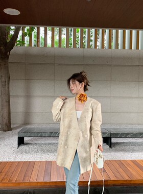 米杏色提花V领西装外套女