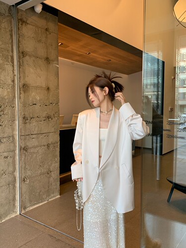 光泽感米白色缎面西装外套