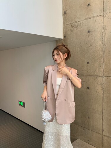 香槟色高级感缎面短袖西装