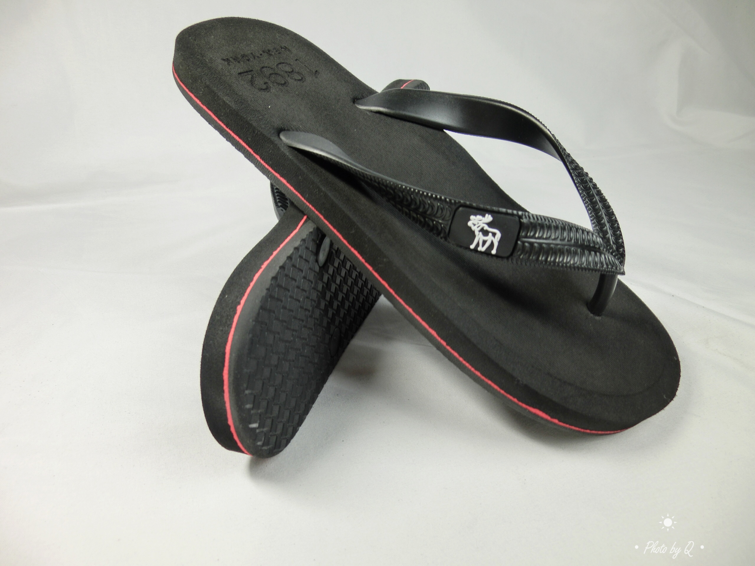 纯黑防滑无味平底居家游玩人字拖