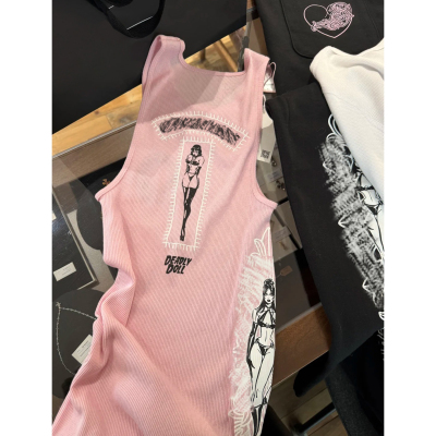 (现货)自主DeadlyDoll辣妹粉色梵文马蹄背心裙吊带修身 叠穿打底