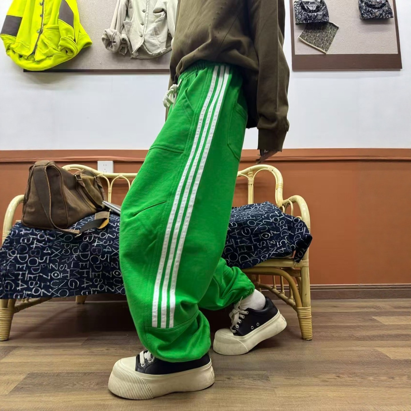 欧版时尚卫裤女2026春季新款三条杠大口袋宽松阔脚休闲裤束脚裤,女装/女士精品,休闲裤,淘宝优惠券,粉丝福利购,淘宝优惠卷