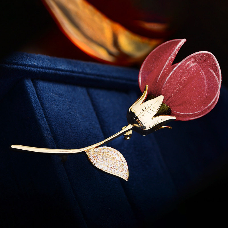 新款时尚布艺花朵胸针小众设计感微镶锆别针高档优雅胸花配饰,饰品/流行首饰/时尚饰品新,胸针,淘宝优惠券,粉丝福利购,淘宝优惠卷