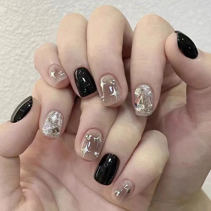 穿戴甲黑色镶钻银色星星腮黑晕染