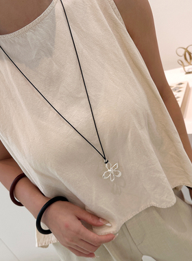 JILIFANG设计师高级时尚百搭长款黑色皮绳银色花朵吊坠毛衣链项链