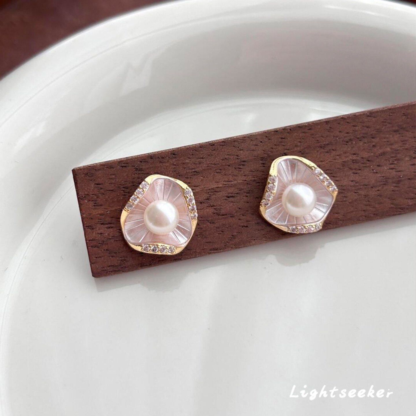 新中式粉色卷边荷叶珍珠耳钉新款高级感甜美温柔气质仿锆石耳饰女