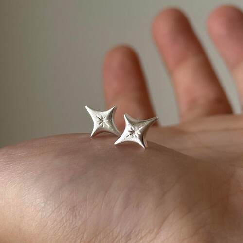 冷淡风简约拉丝四芒星耳钉高级感
