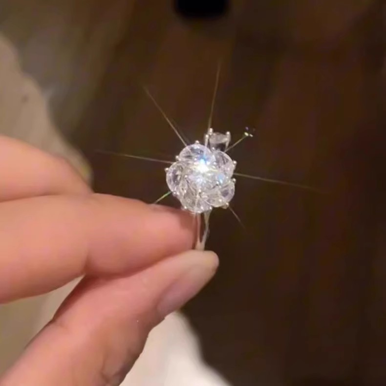 清冷感可旋转爆闪山茶花戒指轻奢