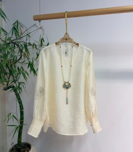 欧货高档人丝流光缎面料袖口打条压褶工艺重工定位钉珠绣花衬衫