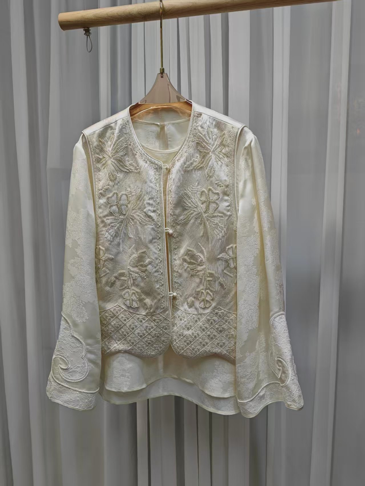 欧货定制面料超重工珠片订珠绣花下摆波浪边设计减龄百搭国风马甲