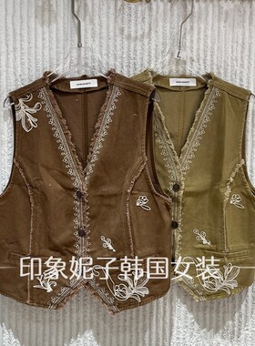 欧洲站2026秋季新款复古刺绣V领马甲女无袖设计感短款背心上衣023