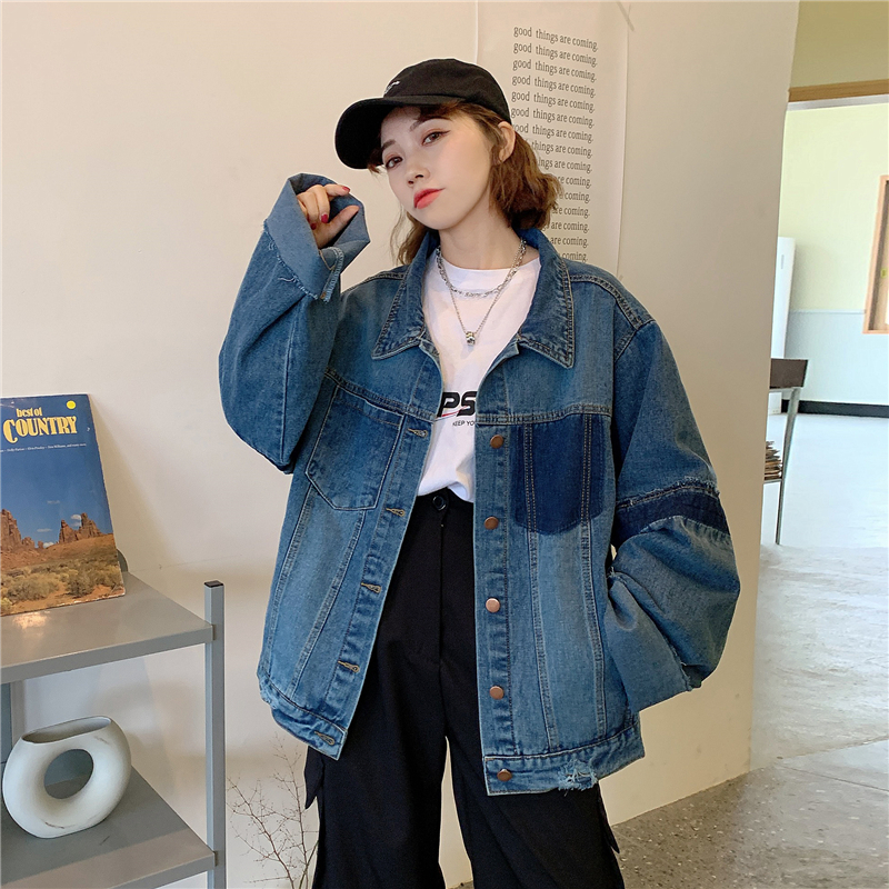 Take a picture of a new style of individual color contrast pocket loose jeans coat student girl in spring 2020