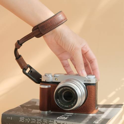 富士XM5真皮保护套手柄款防脱手X100VI皮套XS20XT5XT50相机包配件