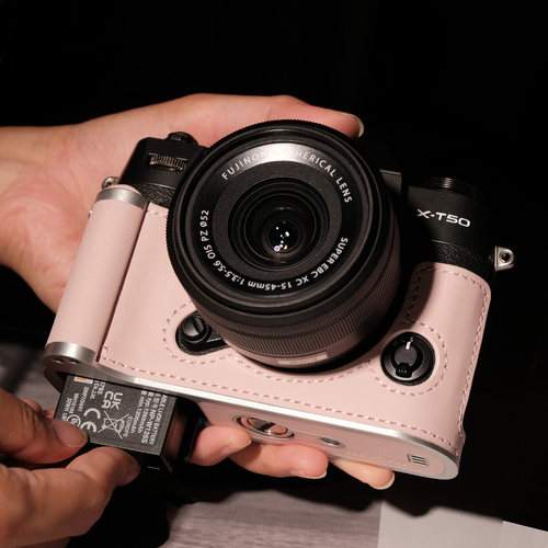 适用于富士XT50保护套手柄款防脱手X100VI皮套XT30XT5XM5相机包粉