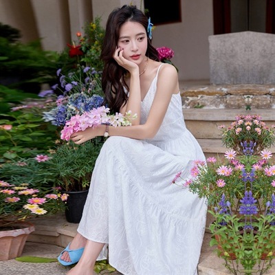 2025年夏季新款女时尚气质优雅绣花吊带高腰修身显瘦连衣裙白色