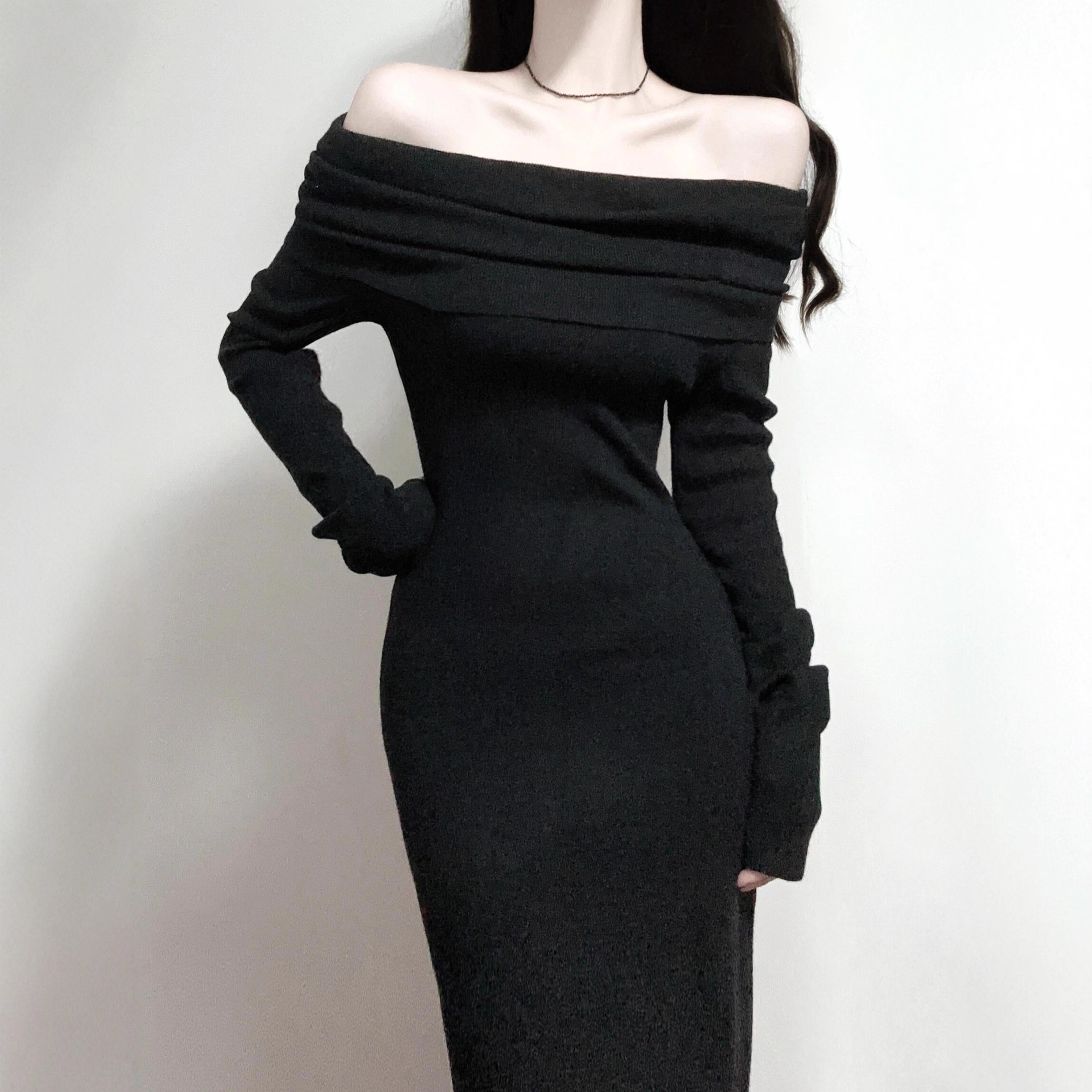 赫本风法式黑色一字肩长袖针织连衣裙女秋冬修身显瘦气质包臀长裙