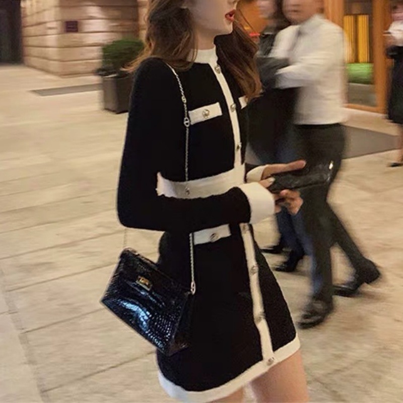 秋冬季2025年新款小香风气质包臀小黑裙显瘦打底修身针织连衣裙女