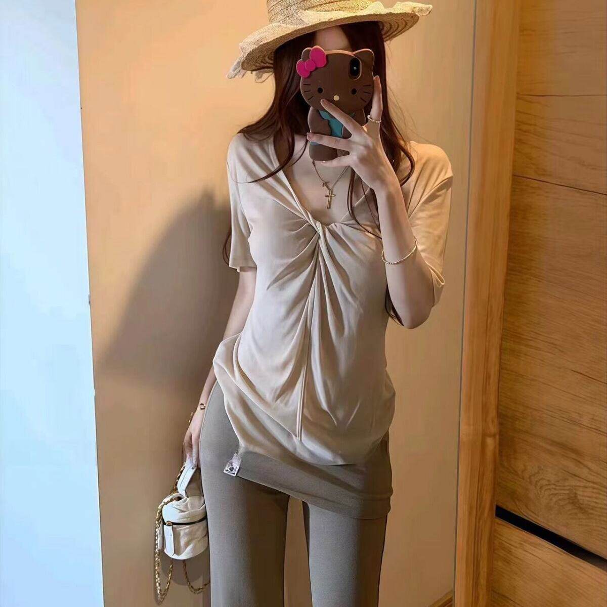 2026夏季新款薄款设计感扭结V领短袖T恤女慵懒松弛感显瘦正肩上衣