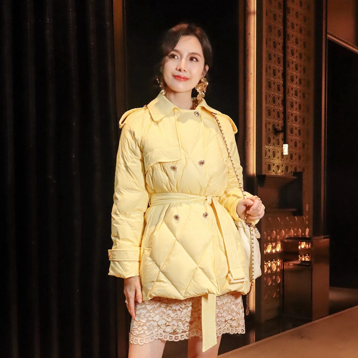 显白鹅黄色中长款暖90鸭绒羽绒服