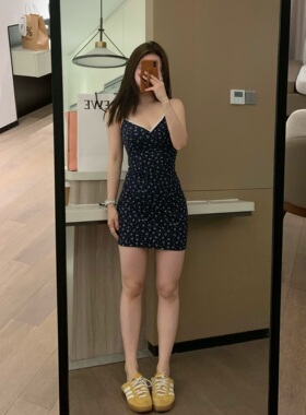 VASSE 纯欲天花板 显瘦碎花V领吊带修身短款藏蓝色韩系连衣裙夏