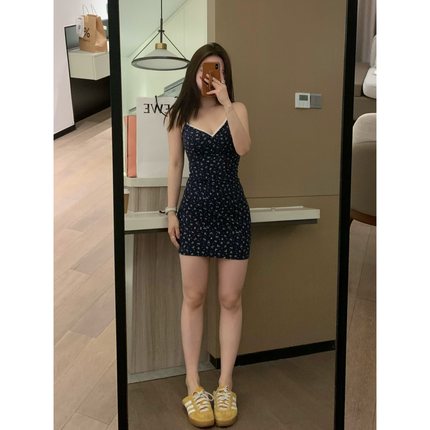 VASSE 纯欲天花板 显瘦碎花V领吊带修身短款藏蓝色韩系连衣裙夏