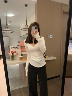 清冷气质纸片人针织显瘦V领上衣