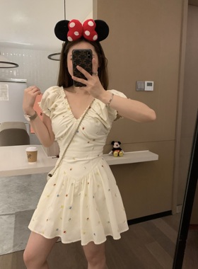 VASSE 甜茶少女 刺绣白色显瘦V领泡泡袖设计感褶皱温柔法式连衣裙