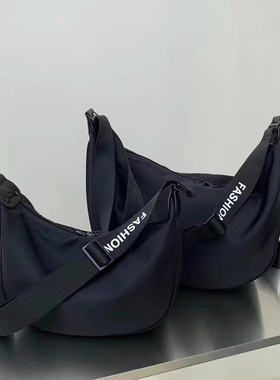 防水牛津布大容量饺子包斜挎包女小众新款百搭休闲运动风单肩包潮