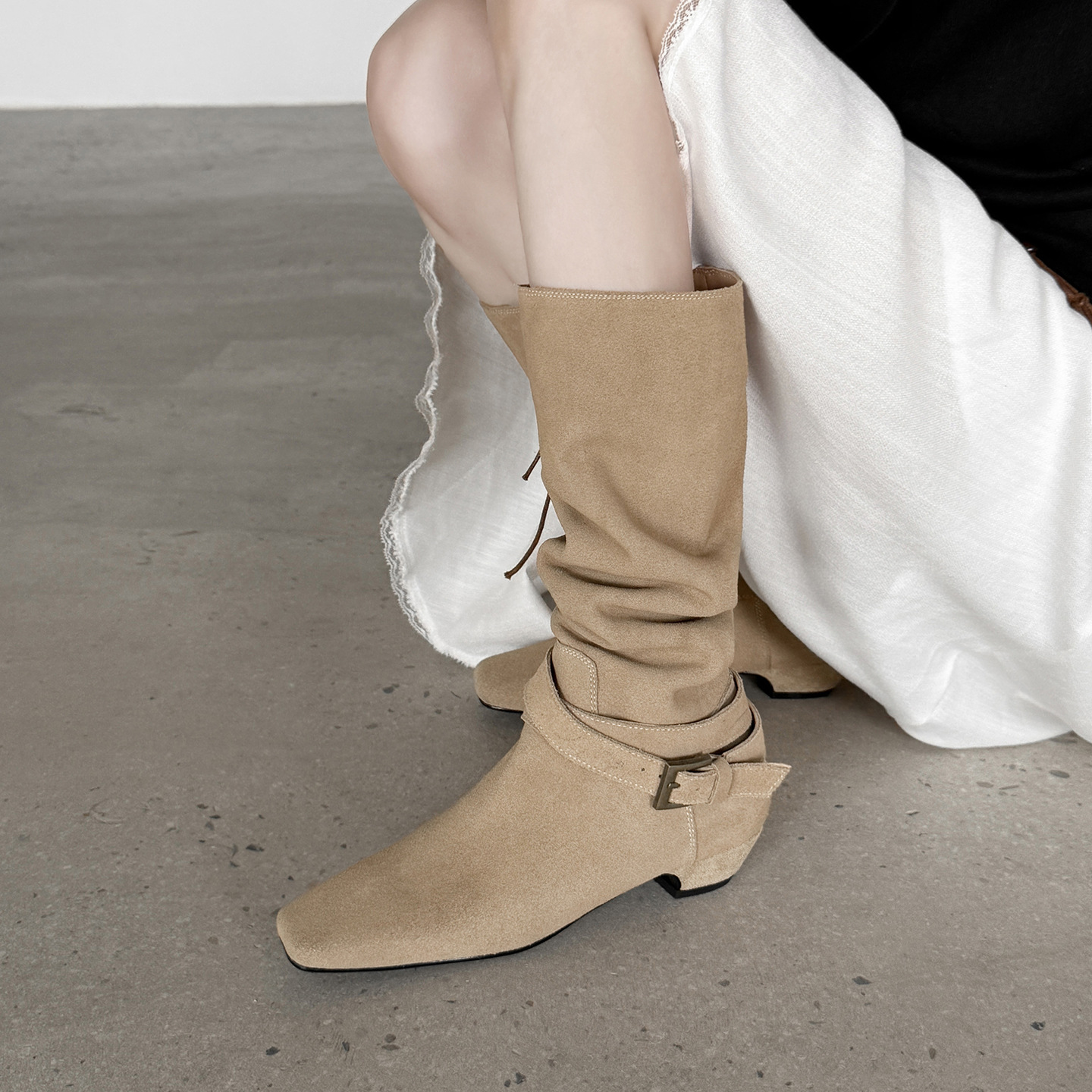 法式慵懒风小猫跟牛反绒面高筒靴2025粗低跟皮带扣方头真皮长靴女