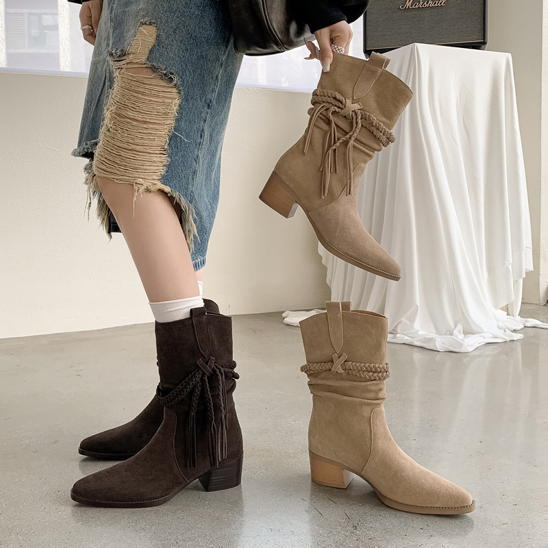 灵动流苏~牛反绒面褶皱堆堆靴2025粗中跟尖头真皮V口中筒靴子女