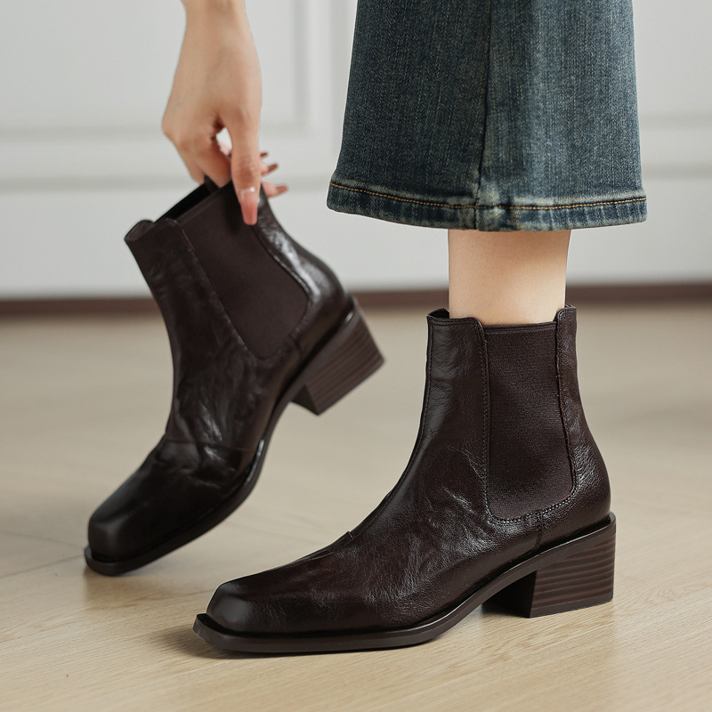 皱皱头层羊皮切尔西靴2025秋冬粗跟中跟通勤方头真皮套筒小短靴女