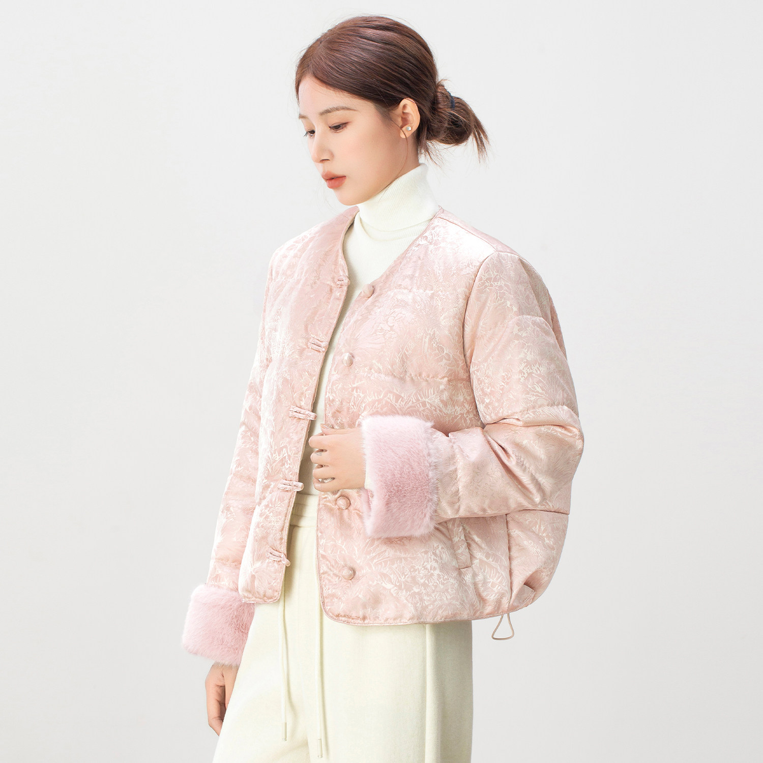 新中式粉色短款羽绒服女2025年冬季新款盘扣毛毛袖口提花保暖外套,女装/女士精品,羽绒服,淘宝优惠券,粉丝福利购,淘宝优惠卷