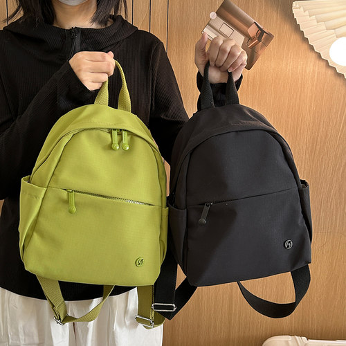 2026新款时尚简约百搭轻便防水登山包双肩包糖果色小背包女妈咪包