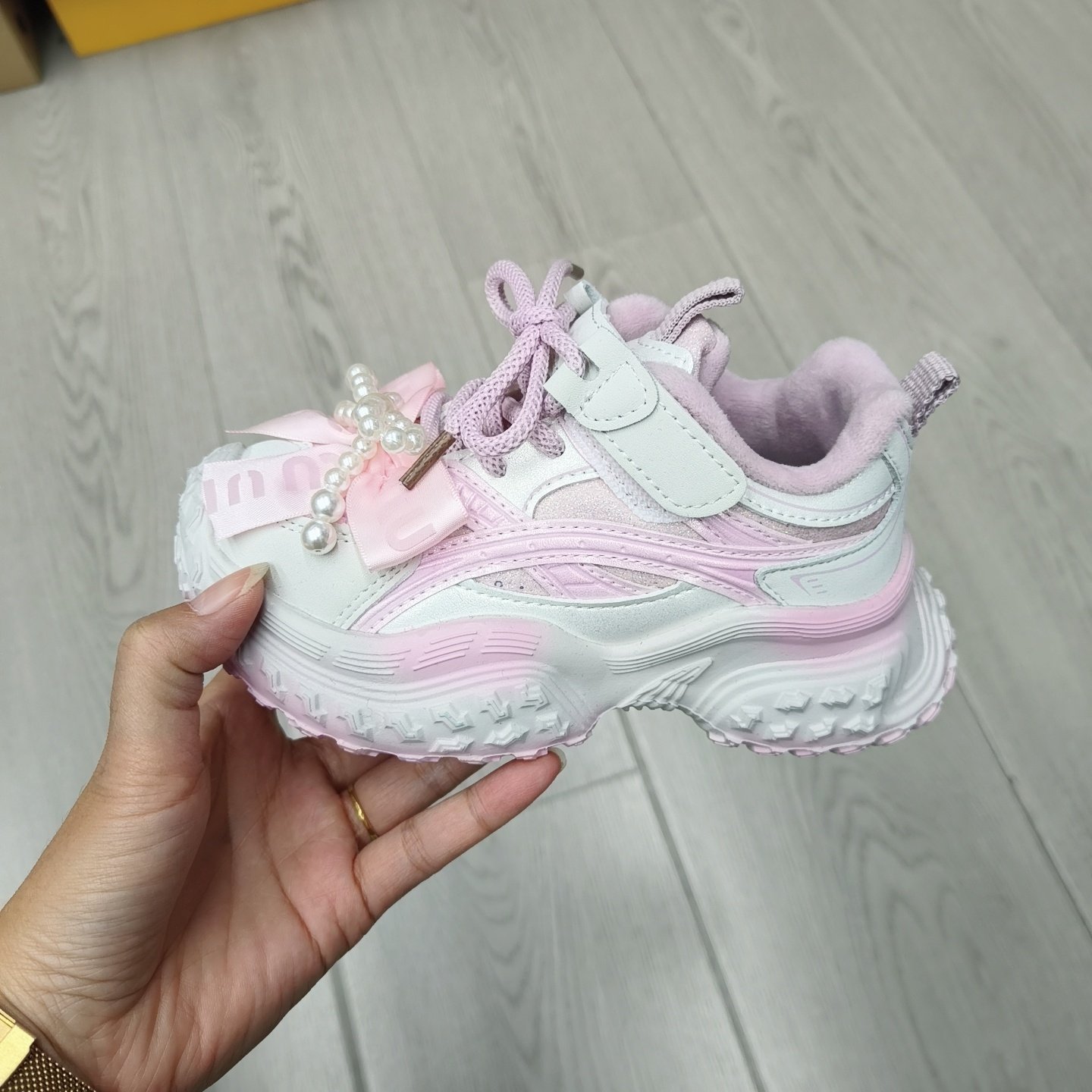 爱森嘉尔女童运动鞋秋冬款珍珠蝴蝶结儿童鞋子加绒保暖女孩老爹鞋
