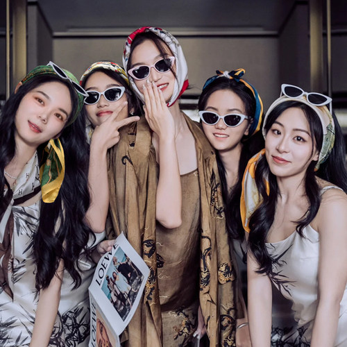 结婚新娘墨镜方巾晨袍拍照小道具