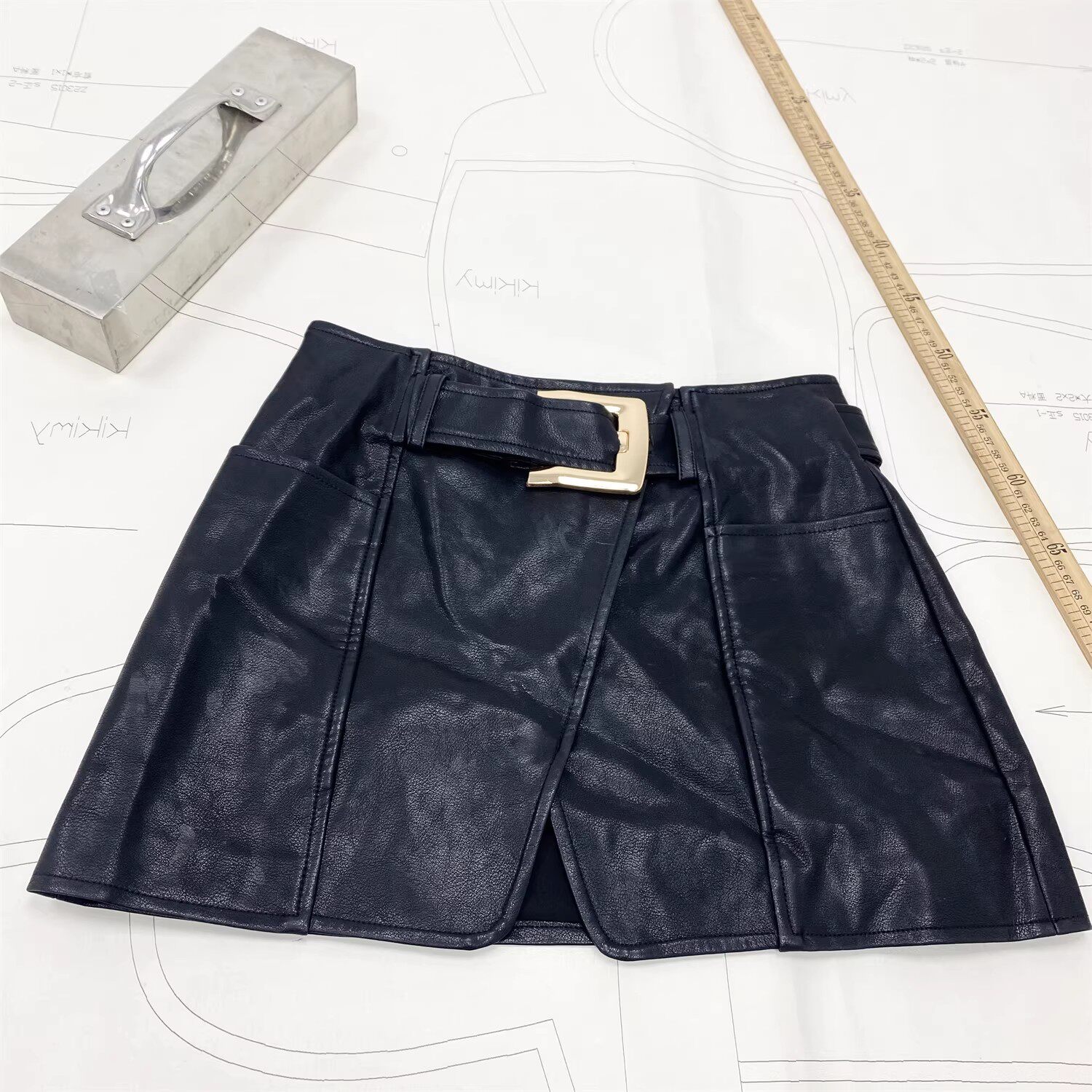 【小巴黑金律令】Balm@*金扣黑色高腰包臀半身裙 质感单品