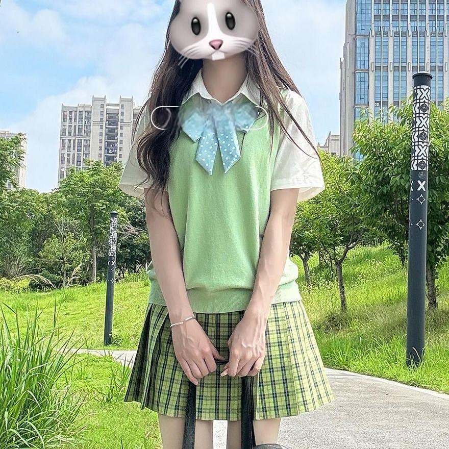 胖MM大码日系JK制服针织衫学生套头马甲背心夏季新品绿格裙小青梅